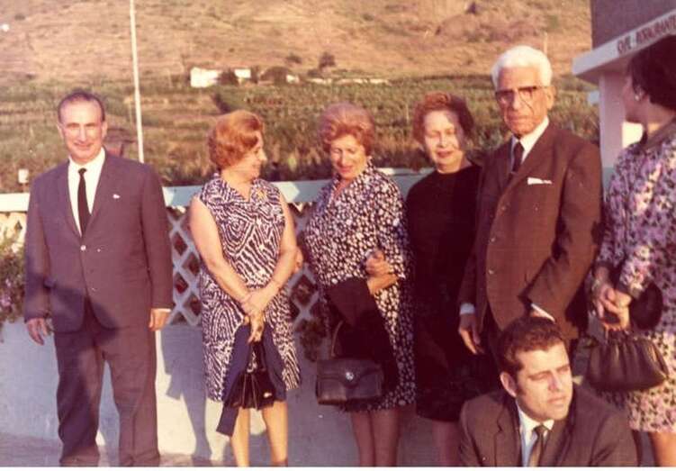 Saulo Torón hijo (agachado en la parte inferior derecha) en una foto de familia con sus padres y hermana (Foto Archivo personal de Saulo Torón-ULPGC)